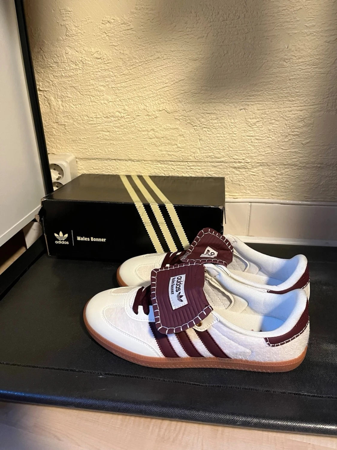 Adidas Wales Bonner Samba vinröd/vit