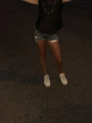 Blå jeansshorts - Ett par väl använda väldigt snygga shorts som är i bra skick. Dem är extremt lågmidjade och helt perfekt längd. Säljer pga att jag tyvärr vuxit ur dem. Otroligt snygga och lättstylade vintage shorts från Tiger och Sweden. Storlek 25, motsvarar xs enligt mig.