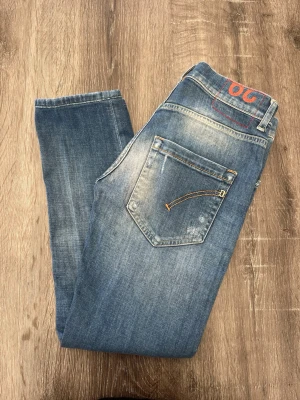 Dondup Mius jeans W29 - Säljer ett par mörkblåa Dondup mius med slitningar| Storlek:W29| Skick:8/10| Pris:799| Modell:Mius| Vid frågor och funderingar är de bara och höra av sig ‼️