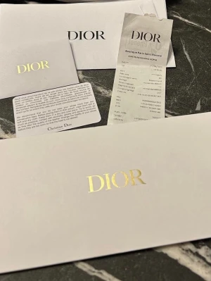 Dior Oblique låga sneakers - Snygga låga sneakers från Dior med klassiskt Oblique-mönster i beige och vitt. Skorna har vita snören, gummisula och tydlig Christian Dior-logga på plösen. Materialet är en mix av textil och gummi, vilket ger en exklusiv och trendig look.