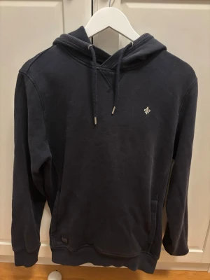 Morris hoodie - Schysst svart hoodie ifrån Morris i storlek M. Liten defekt på armen men syns inte vid användning. Men såklart är priset förhandlingsbart.