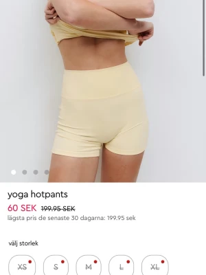!!!SÖKER!!! YOGA SHORTS - söker dessa gula yoga shorts i storlek xs eller s men helst xs. Kan betala max 100kr för dem då dem ihentligen kostar 60