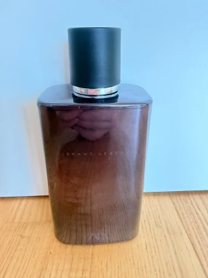 Vibrant Leather parfym - Snygg parfym från Zara i modellen Vibrant Leather. Flaskan är mörkbrun med svart, matt kork och silverdetalj. Modern och stilren design som passar perfekt på hyllan. Doften är populär bland unga vuxna och har en exklusiv känsla.