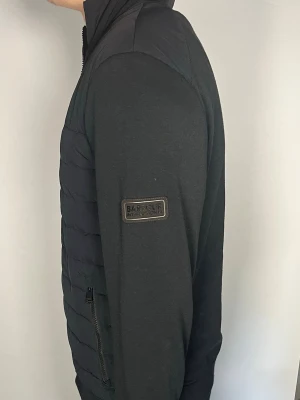 Barbour cardigan  - Säljer en ritkigt snygg och trendig barbour cardigan i fint skick, storlek M, vid frågor är det bara att skriva //Gramenti