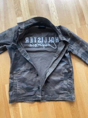 Hollister jeansjacka - Hollister camouflage jeansjacka. Storlek S. Inga skador. 