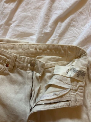 Vida vita jeans från Monki - Säljer ett par vita jeans från Monki med raka, vida ben perfekta inför sommaren i storlek 24.💕👌🏼