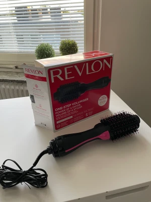 REVLON värmeborste  - Endast använd en gång. Kom på lite väl sent (efter att förpackningen var öppnad) att jag inte skulle ha tålamodet att styla håret, så hemma hos mig gör den ingen nytta. Är i jätte bra skick och funkar perfekt. Passar nån med lite mer tålamod än mig själv!