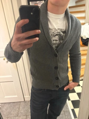 Hampton republic kofta ~ efterfrågad modell - Säljer nu denna koftan ifrån ”Hampton Republic” Storlek S | Sällsynt modell | perfekt nu till våren | Frågor och fundering meddela direkt,😊 Obs kan även gå ner i (pris) vid snabb affär! Fraktas inom 24h 📦