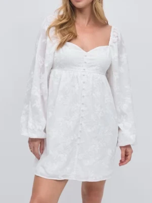 Vit klänning Gina  - Vit klänning från Gina. Köpte för ca 200-250kr i höstas för att eventuellt ha som studentklänning, men hittade en annan så därför säljer jag denna. Inga fläckar, prislappen kvar. Skriv vid frågor😊💗🫶🙌🏼