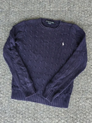 Ralph Lauren cable knit stickad tröja - Snygg cable knit från Ralph Lauren i storlek Small. Skriv om du har några frågor. 😄