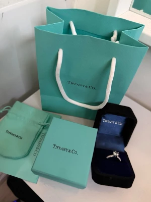 Tifanny & Co silver ring 19.8mm - ✅ Perfect condition  – Brand new, never worn  💯 100% Authentic products only 📦 Fast shipping ♻️ Shop sustainably, look sharp.  REMINDER: Items can be used and please note that we only resell used clothes we buy online (some are brand new).   We will always tell our customers before buying if item has stains or is damaged. Returning is always possible  Bought in here. If you have anything authentic to sell, let us know because we also buy and sell on here🙂  Thank you!