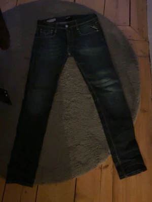 mörkblå replay anbass - mörkblå replay anbass, använt 2-3 gånger            Storlek W31/L32 skriv vid intresse🙌