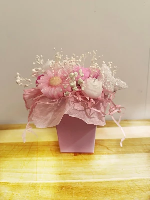 Ljusbucket - Perfekt present, går att få inslaget.  - Perfekt som present till någon du tycker om – eller som fin dekoration hemma 🧸  ✨ Tillverkad för hand i naturligt sojavax ✨ Varje ljus är unikt – ingen exakt likadan ✨ Superfin till babyshower, dop eller födelsedag ✨ Kan fås inslagen som present (se bild) 🎁  Doft: odoftad   💌 Kan göra fler vid intresse! 💌 Går att få i andra färger på beställning  👉 Först till kvarn – gör bara ett fåtal åt gången  👉 Skickas snabbt!  ⚠️ OBS: Främst dekorationsljus – om det tänds, använd underlag och lämna aldrig. 