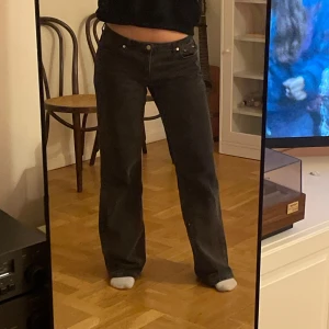 Svarta raka jeans med hög midja - Faaavorit jeans från NAKD. säljer förbjag måste rensa ur och har likadana💕 storlek 38!