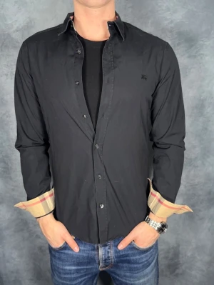 Burberry skjorta - Storlek: S || Skick: Mycket bra || Nypris: Ca 5000kr || Följ för liknande produkter 🍾