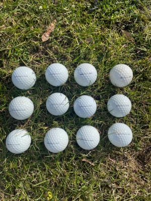 Titleist pro v1 12 st - Säljer ett set med 12 vita golfbollar av modellen Pro V1 från Titleist. Säljs i fint skick. Perfekt för dig som vill fylla på bägen med lite schyssta bollar inför säsongen! Vid frågor tveka inte på att höra av dig! Priset är förhandlingsbart! 