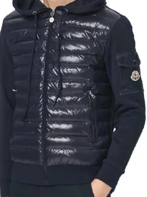 Moncler cardigan - Säljer nu min moncler cardigan i storlek L (sitter som M) ,då den inte används. Den är i bra skick förutom att det är hål innuti fickorna så grejer kan ramla igenom (inget som syns från utsidan), NFC tag funkar. BVSA