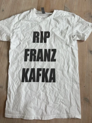 Franz Kafka t-shirt  - T-shirt med RIP Franz Kafka på den har aldrig använts. Den är unisex men typ herr S i storlek 