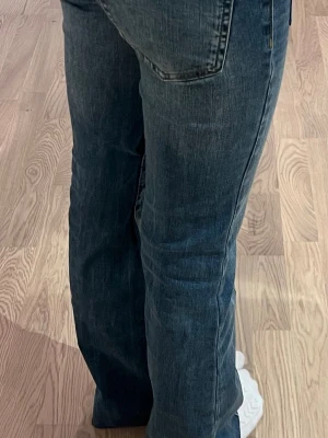 Mörkblå bootcut jeans med låg midja  - Mörkblå bootcut jeans med låg midja. Jeansen har låg midja och klassisk femficksdesign. De är från Nelly i storlek 32.