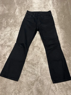 Weekday jeans  - Säljer även dessa riktigt snygga, svarta Weekday jeans som också är i jättebra skick! Storlek: 28/30, passform: bootcut, nypris: 600kr 