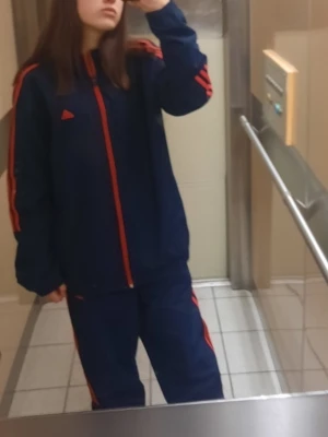 Adidas tracksuit - En adidas tracksuit som inte kommit till användning, är M i manstorlek men hade ingen mansmodell som kunde visa hur den sitter... skriv vid frågor och fler bilder!! Säljs tillsammans för 250 kr eller 150 var för sig. Nypris 500 kr