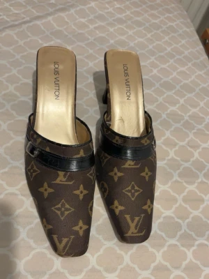 Klackor - Säljer superfina mönstrade klackor åt kvinnor. Har en jätte fin mönster