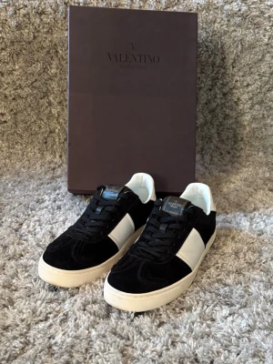 Valentino flycrew  - Valentino flycrew skor| Storlek: 42| Skick 9/10| Medkommer endast box, alla nitar är kvar| Bara höra av dig vid några frågor eller funderingar. 