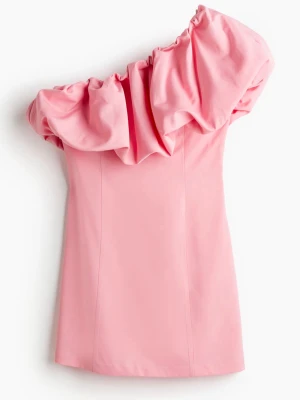 Rosa oneshoulder klänning med volang - Trendig rosa kortklänning med stor volangdetalj över axeln i oneshoulder-modell. Slutsåld på HM