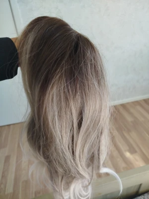 Ombre löshår med vågor - Säljer ett snyggt ombre löshår med mörkbrun botten som övergår i askblonda längder. Löshåret har naturliga vågor och ger ett fylligt intryck. Perfekt för dig som vill ha längre eller tjockare hår på nolltid. Materialet är syntetiskt.Så otroligt vacker ,helt ny❤️400kr använder mig av Postnord vid intresse pm 