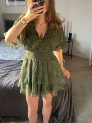 Zara grön sommar klänning - Märke: Zara  Storlek: S  Färg: Grön Utseende: Smickrande v ringad klänning med korta armar och resår i midjan som ger en figurnära look.   🌸JÄTTE snygg men har inte använt den på länge och rensar garderoben. Super skick och passar perfekt till skolavslutning eller sommar. 🌸 