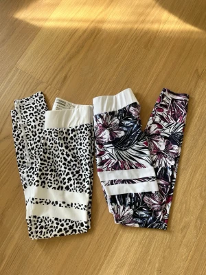 Två par mönstrade leggings - Säljer två par stronger tights som inte kommer till användning längre, säljer båda för 250kr och ett par för 150kr💕