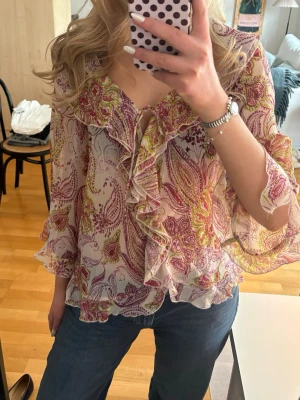 Blus, Zara - Supersöt blus från Zara i bra skick!💓