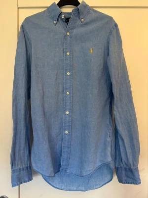Polo Ralph lauren linnekavaj  - Linneskjorta från Ralph lauren i slim fit. Fint använt skick. Ytterst lite blekt i armhålan, lyckades inte få det på bild. Hör av dig vid frågor!