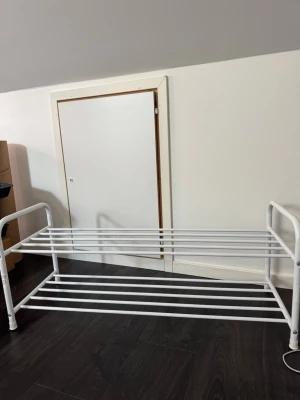 Vit skohylla - MIO - Säljer min vita skohylla från Mio då jag valt att ställa in mina skor i garderob istället. Skohyllan har endast använts till inneskor och stått i mitt sovrum. Därav nyskick!  Mått: 92.0 x 35.0 x 4.0 cm  Jag kan skicka skohyllan med frakt (2,5kg) omonterad.  Pris går alltid att diskutera! 🤗
