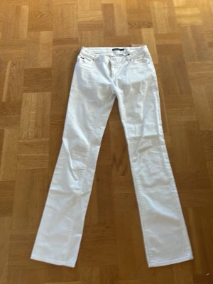 Jättesnygga vita bootcut jeans - köpta på sellpy har aldrig användt dom! Superfina från Zara i storlek S ish. Midjemått 78 och innerbenslängd 82 passar på nån runt 170