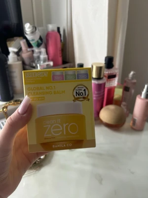 Banila Co Clean It Zero Cleansing Balm - Banila Co Clean It Zero Cleansing Balm för torr hud. Kommer i en gul och vit förpackning. Perfekt för att ta bort smink och rengöra huden på djupet. Balsamformulan smälter bort smuts och makeup utan att torka ut huden.1 stor 3 små