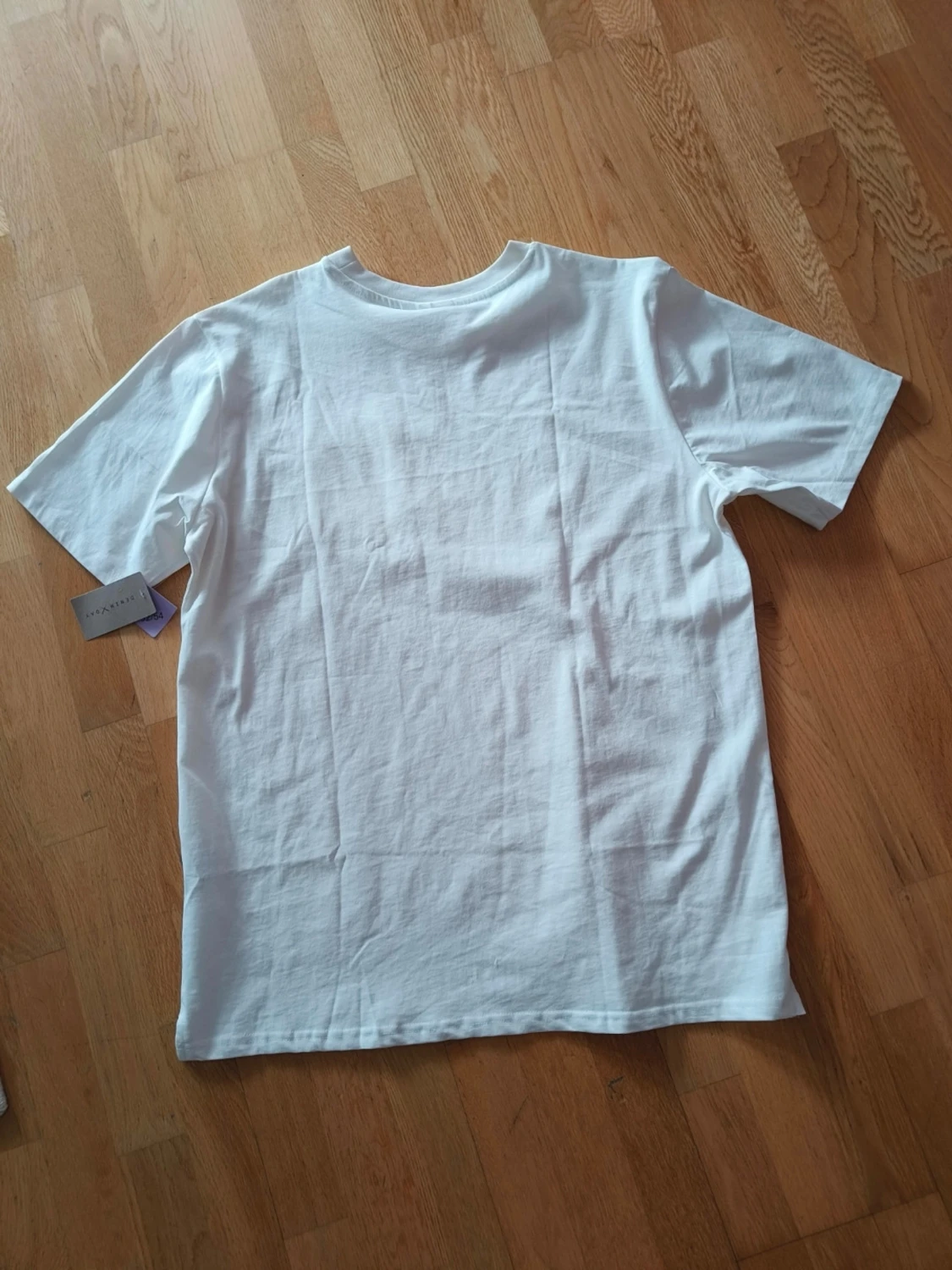 Vit t-shirt med bröstficka - 2