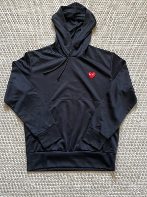 Svart Cdg Hoodie - Svart hoodie med huva från Comme des Garçons Play | Storlek M men passar S | Bara att höra av sig vid frågor🙏