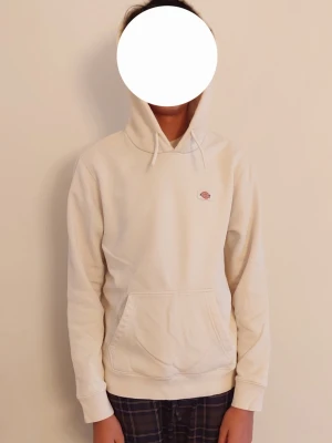 Offwhite hoodie från Dickies - Offwhite hoodie från Dickies med klassisk känguruficka och liten Dickies-logga på bröstet. Hoodien har dragsko i huvan och ribbade muddar vid ärmar och nederkant. 