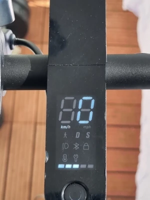 Xiaomi 1s  - Jag säljer denna elsparkcykel den kör 25km/h 30km räkvik och den har lite problem med bromsen. bromsen på den är mjuka och dem fungerar men dem måste fixas kan ej skickas kan bara hämtas ligger i Sigtuna 