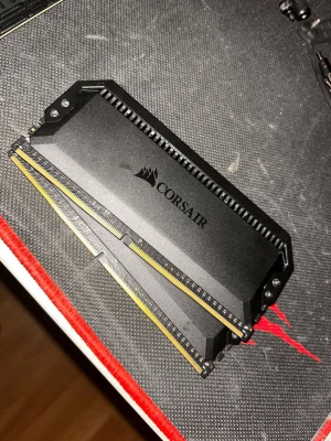 Corsair RAM-minnen svart metall - Två stycken svarta RAM-minnen från Corsair med robust kylfläns i metall. Perfekt för dig som vill uppgradera datorns prestanda. Snygg design med Corsair-logga på båda sidor och guldkontakter för enkel installation.
