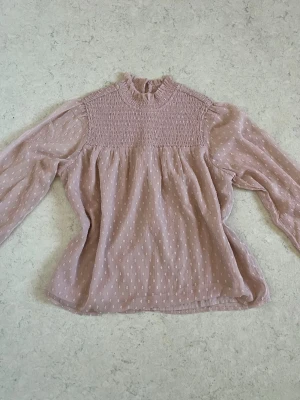 Rosa bluse från NA-KD  - Säljar min rosa bluse från NA-KD på grund av att den blir aldrig använd, den är helt ny och är använd bara en gång den är i jättebra styck,pris kan diskuteras.