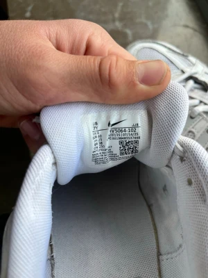Nike P-6000 - Nike sneakers i vitt mesh och syntet med guldfärgad swoosh och grå detaljer. Inga problem med den. Skriv om frågor osv.