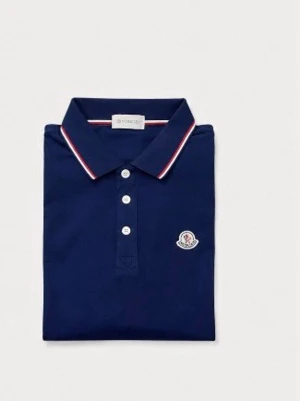 Marinblå pikétröja från Moncler - Snygg marinblå pikétröja från Moncler med klassisk krage och tre knappar framtill. Tröjan har vita och röda detaljer på kragen samt Monclers logga broderad på bröstet. Perfekt för en stilren look.