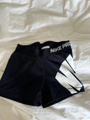Svarta nike PRO tränings shorts  - Säljer svarta nike PRO tränings shorts. Dem är använda mycket men fint skick. För mer frågor eller bilder skriv privat 