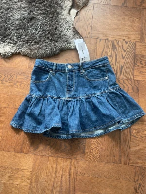 Volangkjol i denim från Gina Tricot❤️ - Snygg blå jeanskjol från Gina Tricot med volang nertill🥰Säljer pga att den va för stor för mig.Vid snabb förhandling så kan priset tänkas sänkas🥰