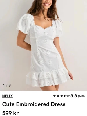 Cute Embroidered Dress från Nelly - Superfint vit klänning från Nelly (Cute Embroidered Dress) i storlek 36. Helt ny med lappen kvar. Perfekt studentklänning!