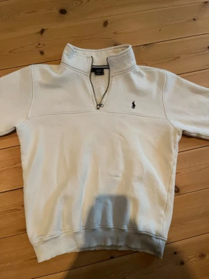 Ralph Lauren Quarter Zip - Skit skön quarter zip från ralph lauren, najs material i också!