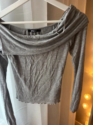 Off sholuder topp - Väldigt skrynklig pågrund av att den vart vikt..🙂🙂 men fint skick inga deffekter 