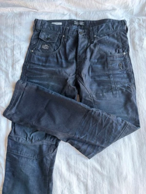 Mörkblå jeans  - Säljer ett par mörkblå jeans från Jack & Jones. Säljer åt min pappa som aldrig använt dem, finns 2 likande i min profil om man man vill köpa med paket pris